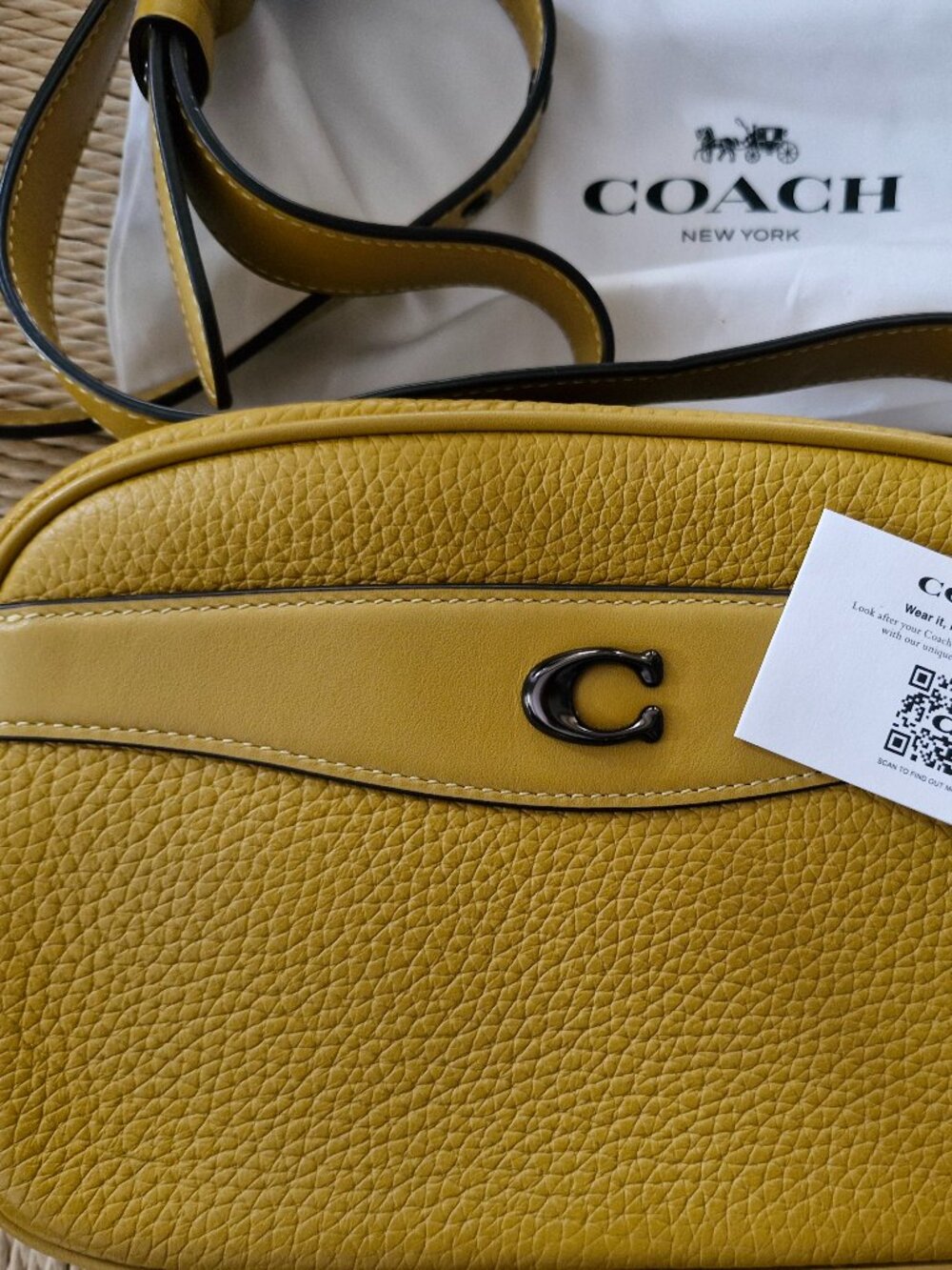 almost new Coach camera bag - Picture 2 of 9
